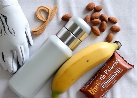 Kit nutrizionale per golfista con acqua e snack sani